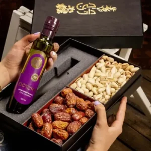 بسته کادویی باوان شامل پسنه، عناب و روغن زیتون