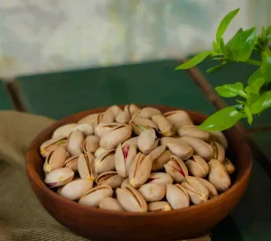 پسته ارگانیک داتچین، به دست اماده بدون هیچ گونه مواد شیمیایی