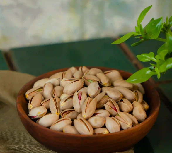 پسته ارگانیک داتچین، به دست اماده بدون هیچ گونه مواد شیمیایی